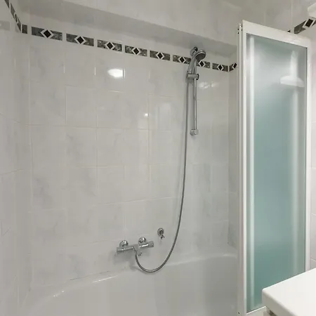 Light-filled Flat Near Beach, Cleaning Included Apartment