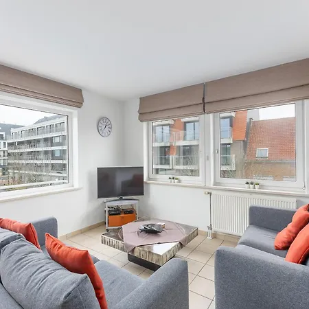Apartment Light-filled Flat Near Beach, Cleaning Included *