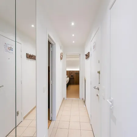 Light-filled Flat Near Beach, Cleaning Included Apartment
