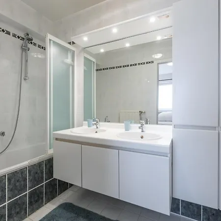 Apartment Light-filled Flat Near Beach, Cleaning Included *