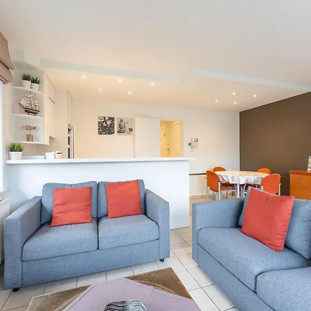 Apartment Light-filled Flat Near Beach, Cleaning Included *